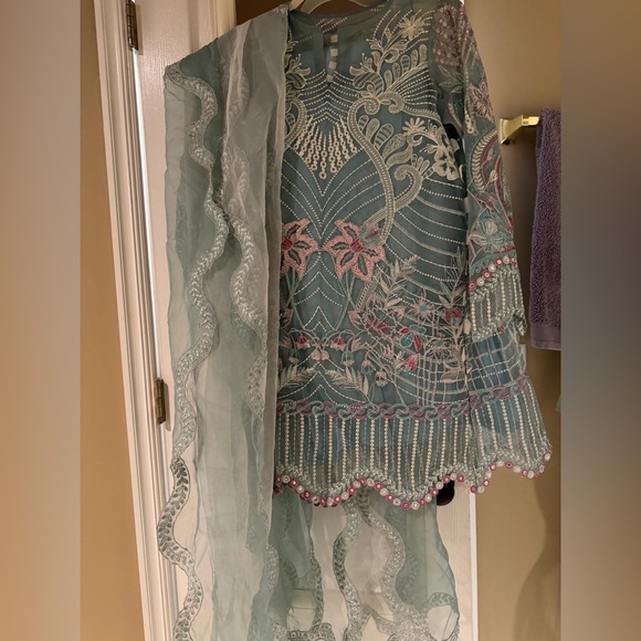 Suffuse outfit size small - Picture 3 of 5